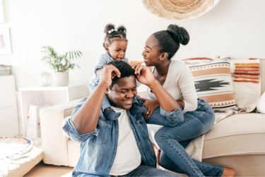 一个黑人家庭在一起享受家庭时光