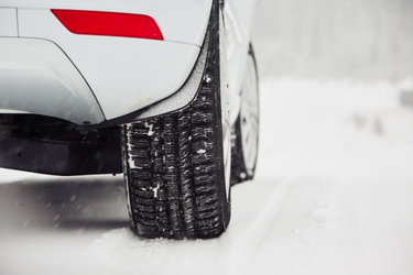 接近冬季轮胎行驶在雪地里