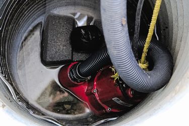 家里地下室里的红色水泵