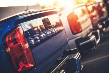 夕阳下一排停着的卡车
