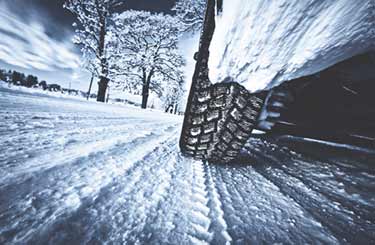 冬天的轮胎在积雪的道路上