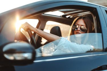女人在黄金时间开车